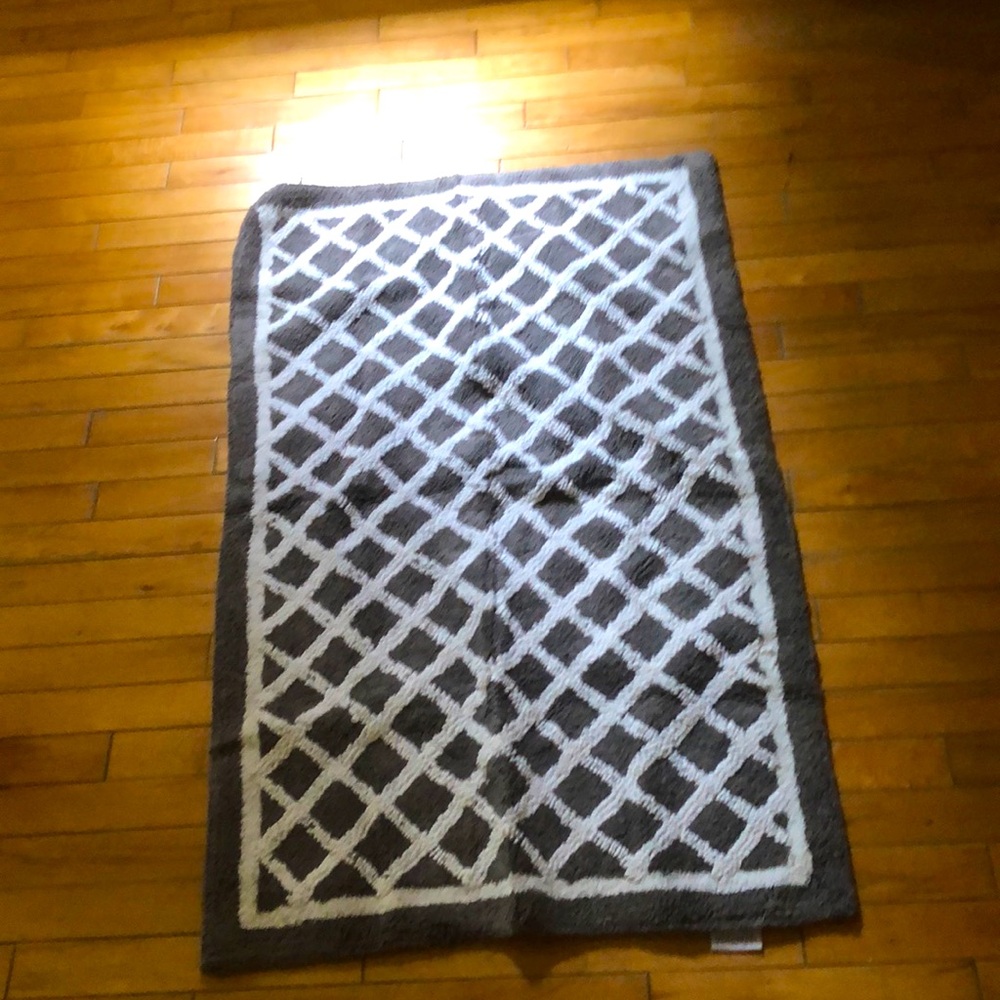 NWOT - Vera Wang Bathroom Mat